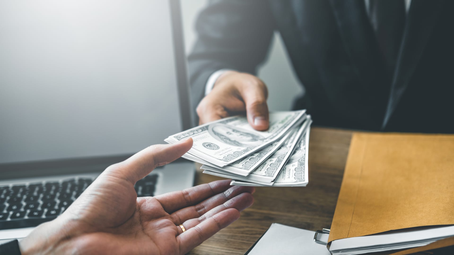 Безопасные онлайн-займы: как защититься от мошенников и выбрать проверенное МФО - 1